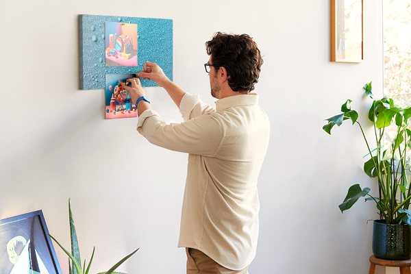 Tablero de corcho decorado gotas de agua sobre un fondo azul