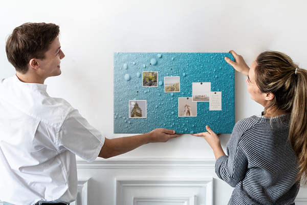 Tablero de corcho decorado gotas de agua sobre un fondo azul