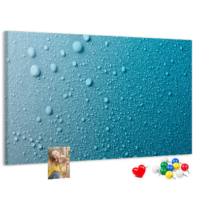 Tablero de corcho decorado gotas de agua sobre un fondo azul