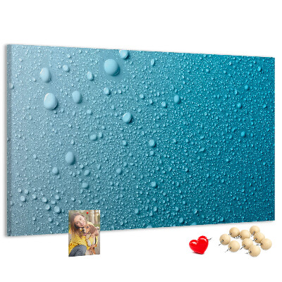 Tablero de corcho decorado gotas de agua sobre un fondo azul
