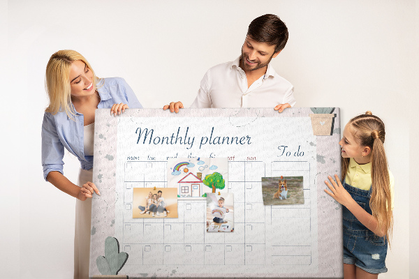 Pizarra de corcho con diseño de agenda mensual y motivos de plantas