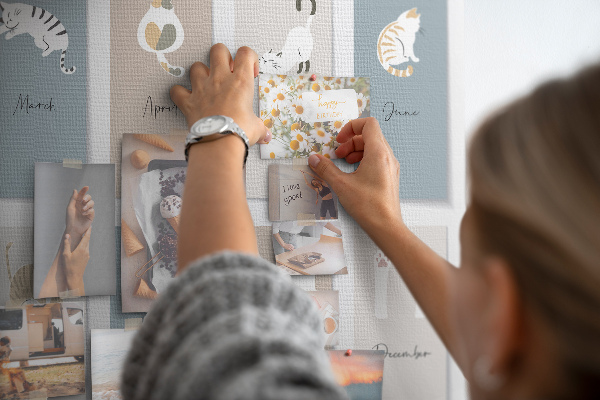 Pizarra de corcho con calendario de ilustraciones de mascotas