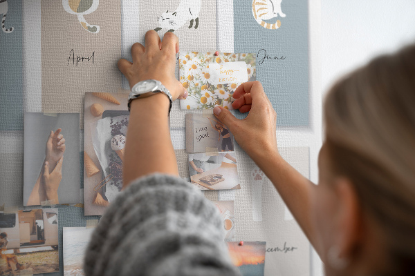 Pizarra de corcho con calendario de ilustraciones de mascotas