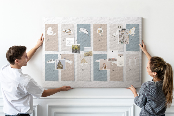 Pizarra de corcho con calendario de ilustraciones de mascotas