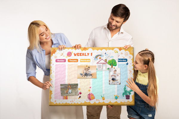 Tablero de corcho decorado agenda semanal con motivos escolares coloridos
