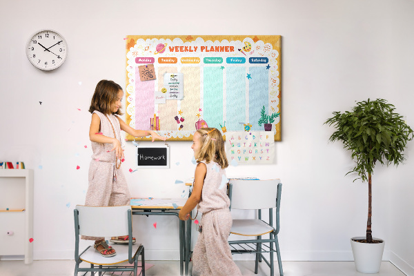 Tablero de corcho decorado agenda semanal con motivos escolares coloridos