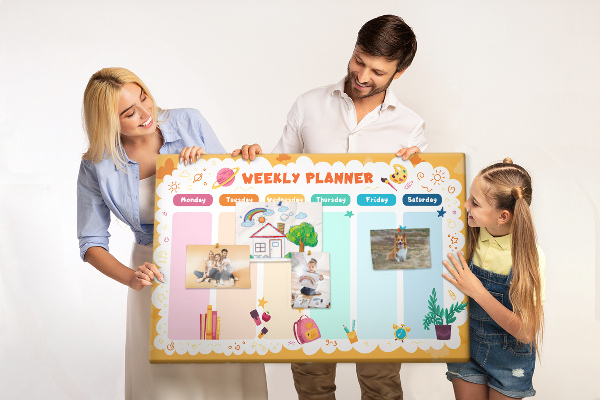 Tablero de corcho decorado agenda semanal con motivos escolares coloridos