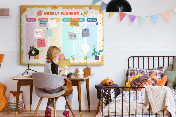 Tablero de corcho decorado agenda semanal con motivos escolares coloridos