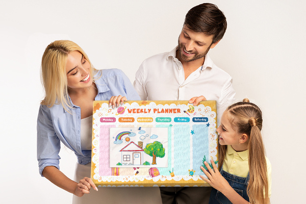 Tablero de corcho decorado agenda semanal con motivos escolares coloridos
