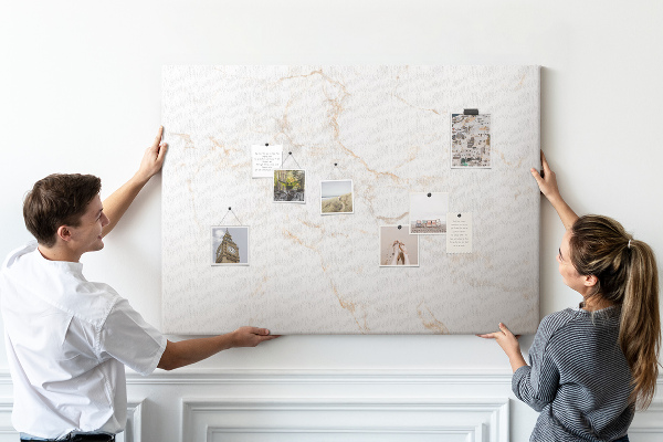 Tablero de anuncios con elegante estampado de mármol en tonos claros