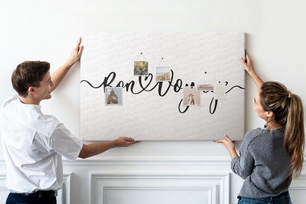 Tablero de anuncios con una elegante inscripción para despedir a los viajeros