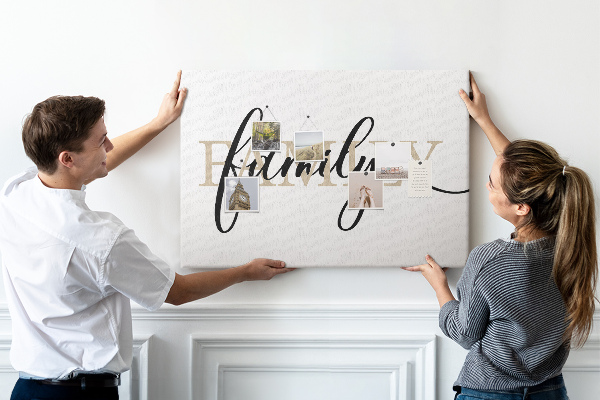 Pizarra de corcho con elegante inscripción familia sobre fondo blanco