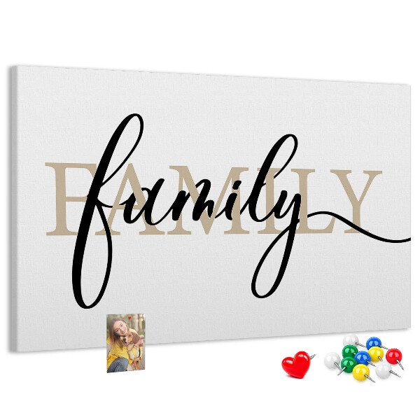 Pizarra de corcho con elegante inscripción familia sobre fondo blanco