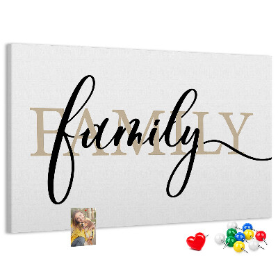 Pizarra de corcho con elegante inscripción familia sobre fondo blanco