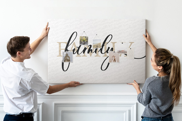 Pizarra de corcho con elegante inscripción familia sobre fondo blanco