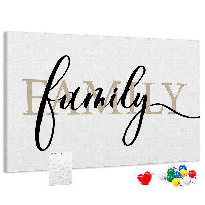 Pizarra de corcho con elegante inscripción familia sobre fondo blanco