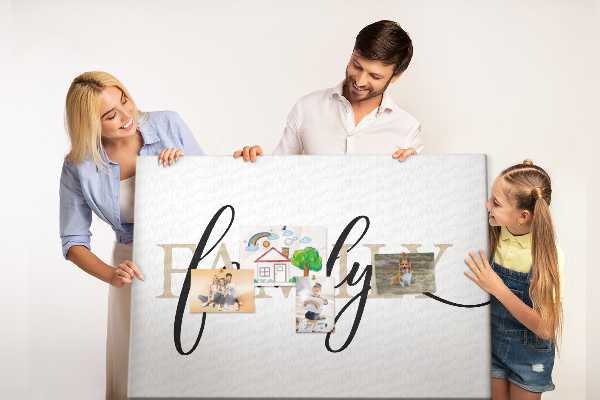 Pizarra de corcho con elegante inscripción familia sobre fondo blanco