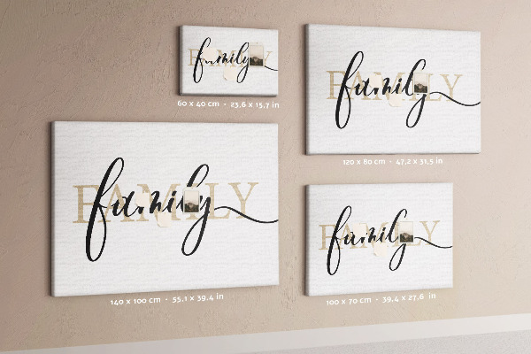 Pizarra de corcho con elegante inscripción familia sobre fondo blanco