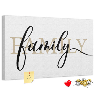 Pizarra de corcho con elegante inscripción familia sobre fondo blanco