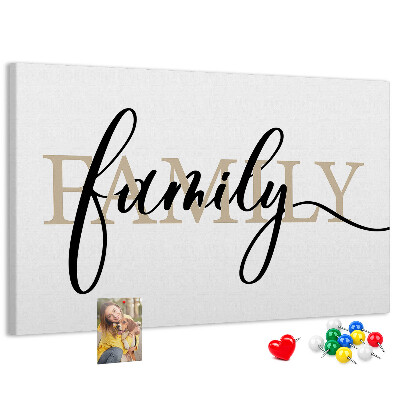 Pizarra de corcho con elegante inscripción familia sobre fondo blanco
