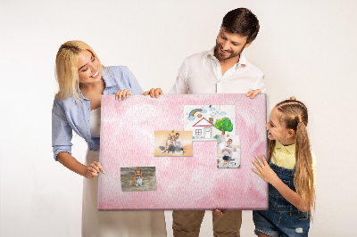 Tablero de anuncios con diseño de delicadas plumas rosas sobre el fondo