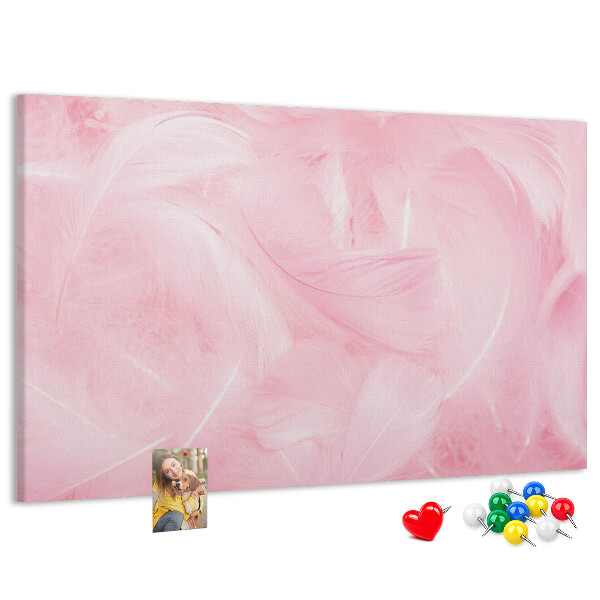 Tablero de anuncios con diseño de delicadas plumas rosas sobre el fondo