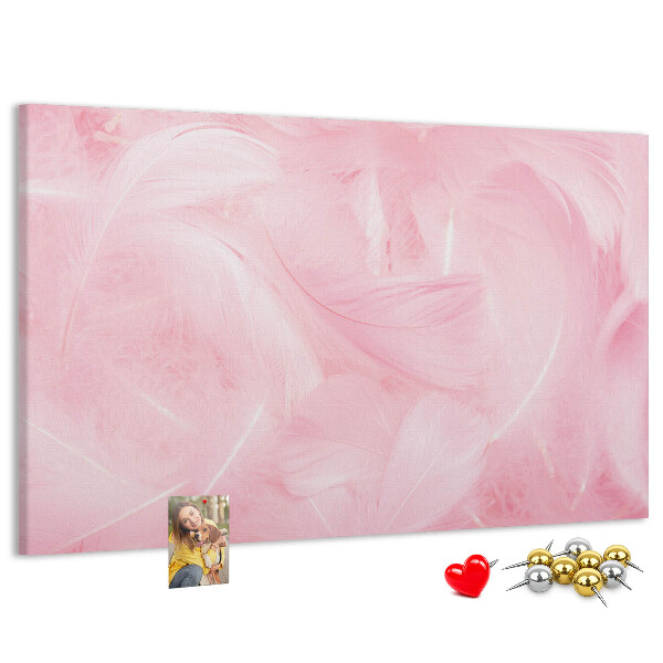 Tablero de anuncios con diseño de delicadas plumas rosas sobre el fondo