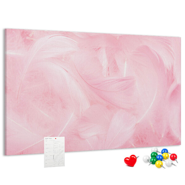 Tablero de anuncios con diseño de delicadas plumas rosas sobre el fondo