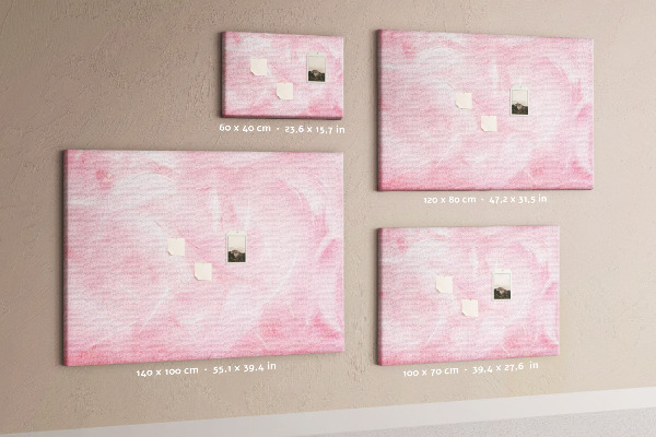 Tablero de anuncios con diseño de delicadas plumas rosas sobre el fondo