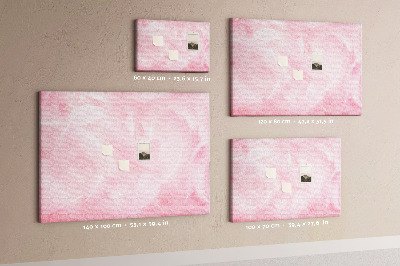 Tablero de anuncios con diseño de delicadas plumas rosas sobre el fondo