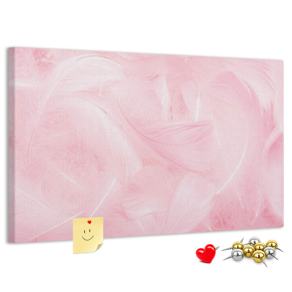 Tablero de anuncios con diseño de delicadas plumas rosas sobre el fondo