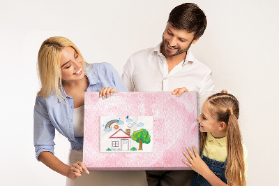 Tablero de anuncios con diseño de delicadas plumas rosas sobre el fondo