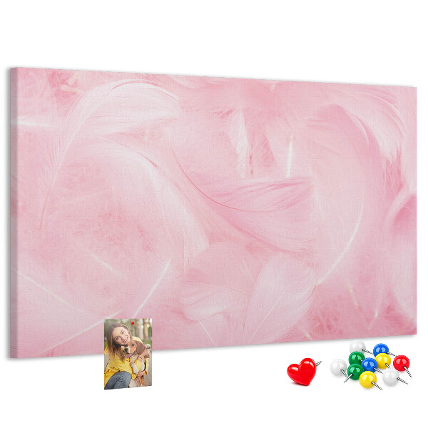 Tablero de anuncios con diseño de delicadas plumas rosas sobre el fondo
