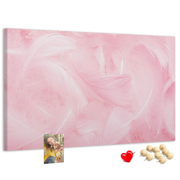 Tablero de anuncios con diseño de delicadas plumas rosas sobre el fondo