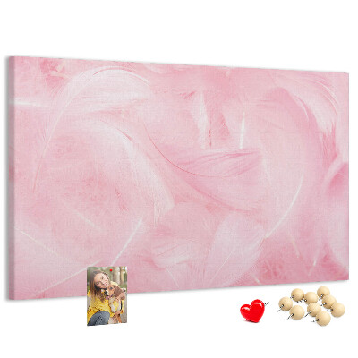 Tablero de anuncios con diseño de delicadas plumas rosas sobre el fondo