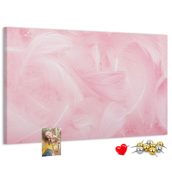 Tablero de anuncios con diseño de delicadas plumas rosas sobre el fondo