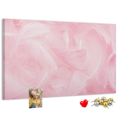 Tablero de anuncios con diseño de delicadas plumas rosas sobre el fondo
