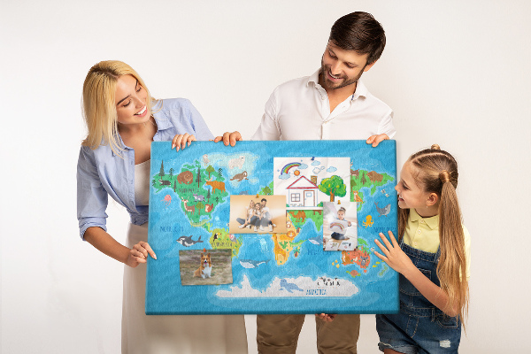 Tablero de anuncios mapa del mundo con ilustraciones de animales