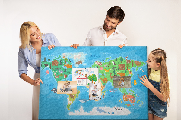 Tablero de anuncios mapa del mundo con ilustraciones de animales