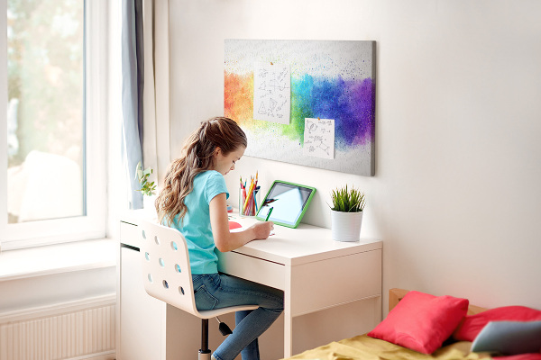 Tablero de corcho decorado con diseño de destellos coloridos en arcoíris
