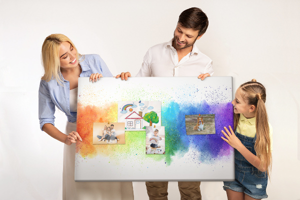 Tablero de corcho decorado con diseño de destellos coloridos en arcoíris