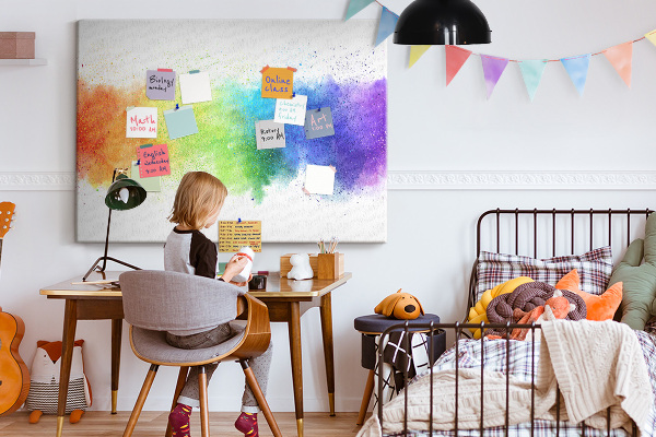 Tablero de corcho decorado con diseño de destellos coloridos en arcoíris