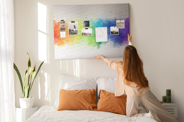 Tablero de corcho decorado con diseño de destellos coloridos en arcoíris