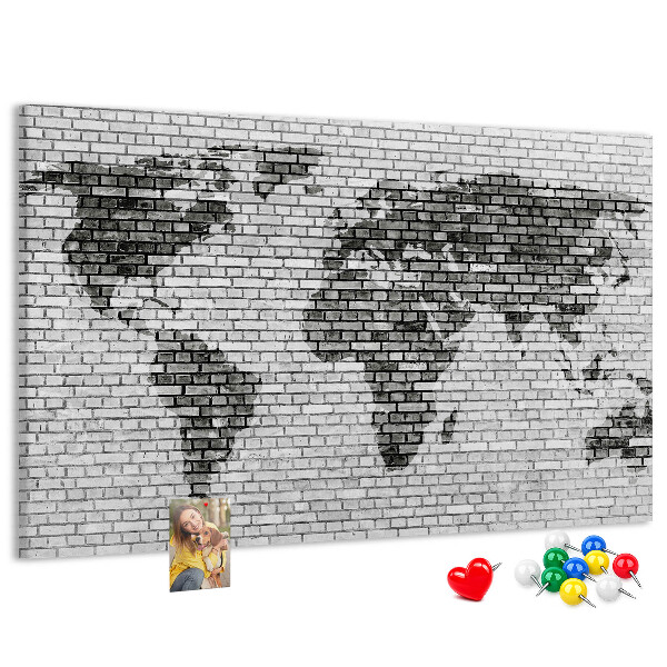 Pizarra de corcho mapamundi sobre fondo de pared de ladrillos