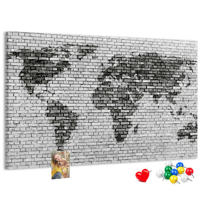 Pizarra de corcho mapamundi sobre fondo de pared de ladrillos