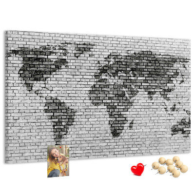 Pizarra de corcho mapamundi sobre fondo de pared de ladrillos