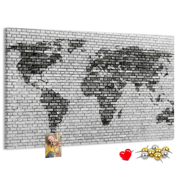 Pizarra de corcho mapamundi sobre fondo de pared de ladrillos