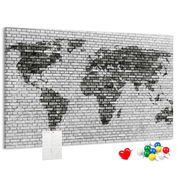 Pizarra de corcho mapamundi sobre fondo de pared de ladrillos