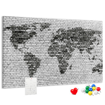 Pizarra de corcho mapamundi sobre fondo de pared de ladrillos