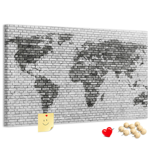 Pizarra de corcho mapamundi sobre fondo de pared de ladrillos